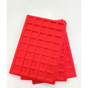 B29- PLATEAU 40 CASES CAREES EN VELOURS ROUGE